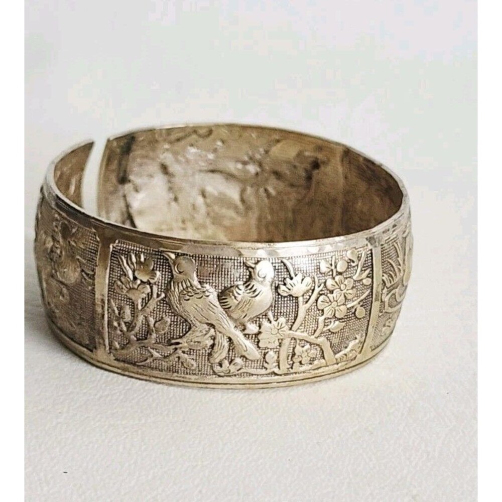 Miao Silver Tone Bangle with repoussé Depicting Birds and Deer In Nature Vintage - Picture 4 of 5